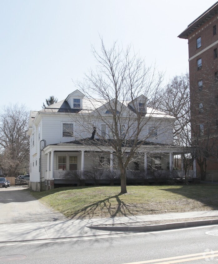 Building Photo - 20 E Housatonic St