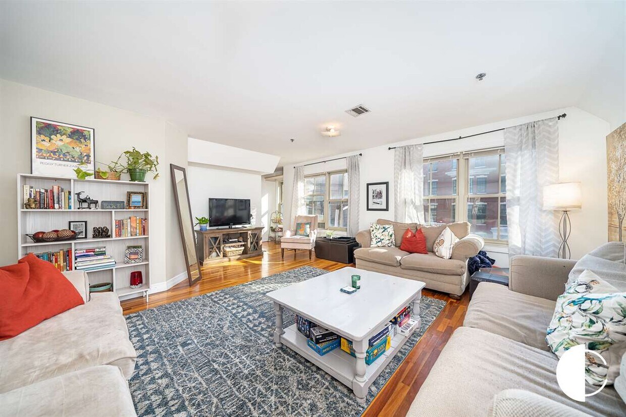 Primary Photo - 304 Grand St