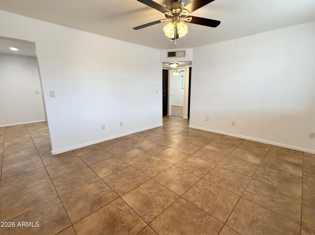 Building Photo - 512 N Valley Dr