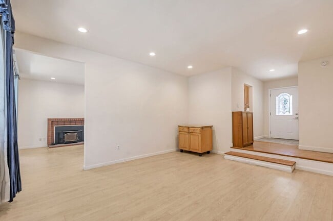 Building Photo - Spacious 4BR/2BA Home in Prime Irvington C...