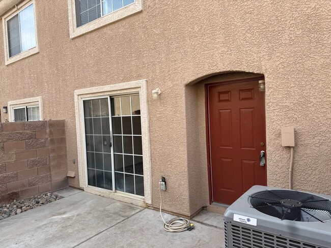 Building Photo - Awesome Three bedroom 2 1/2 townhouse in a...