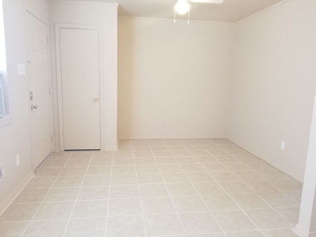Foto del edificio - 1320 Plummer St