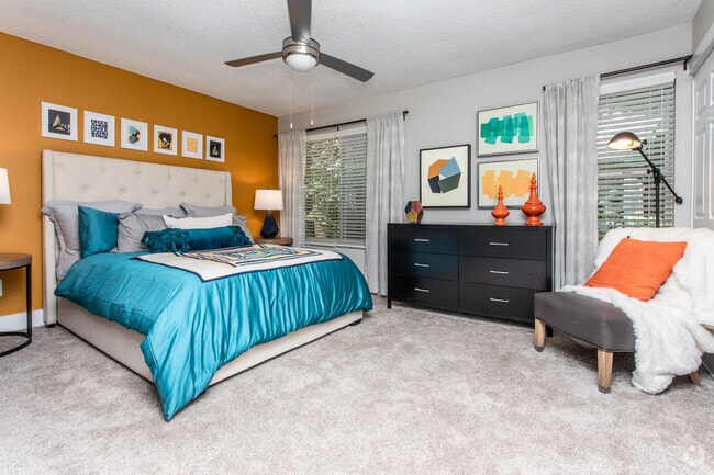 2BR, 2BA - 1000SF - Harbor & Pine Apartments