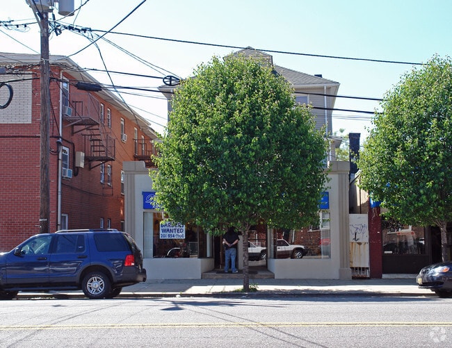 Building Photo - 8525 Kennedy Blvd