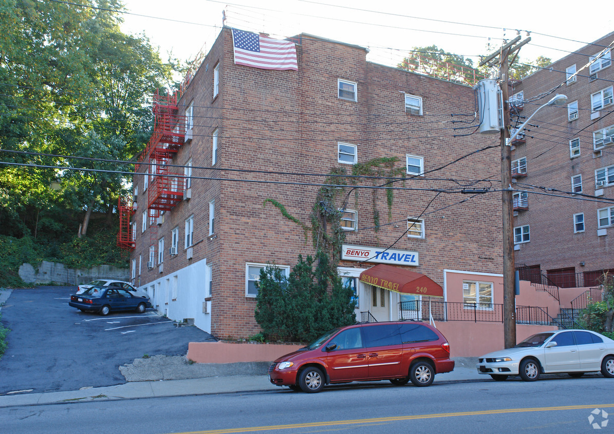 Foto del edificio - 240 Mclean Ave