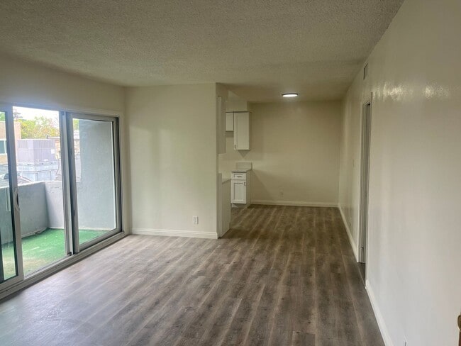 Building Photo - 709 S Flower St