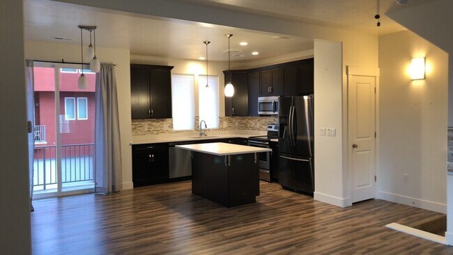 Foto del edificio - LIKE NEW UPGRADED DAYBREAK TOWNHOME
