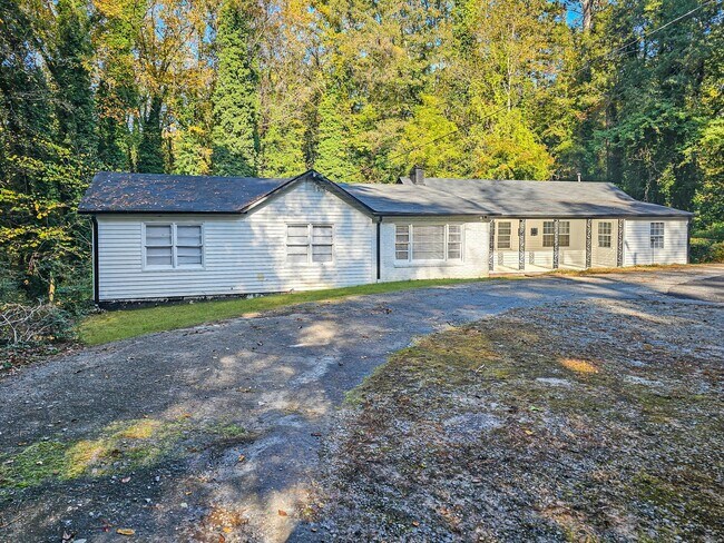 Building Photo - Charming 4-Bedroom, 3-Bath Ranch on Spacious Lot in Prime Atlanta Location