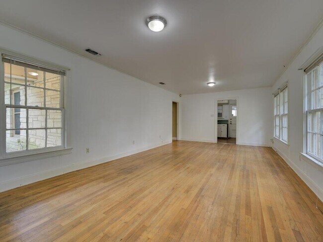Building Photo - 1206 Marshall Ln