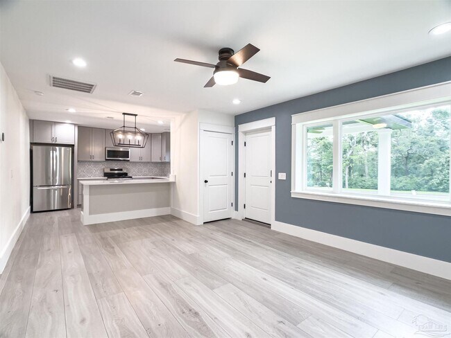 Building Photo - 10047 Noriega Dr