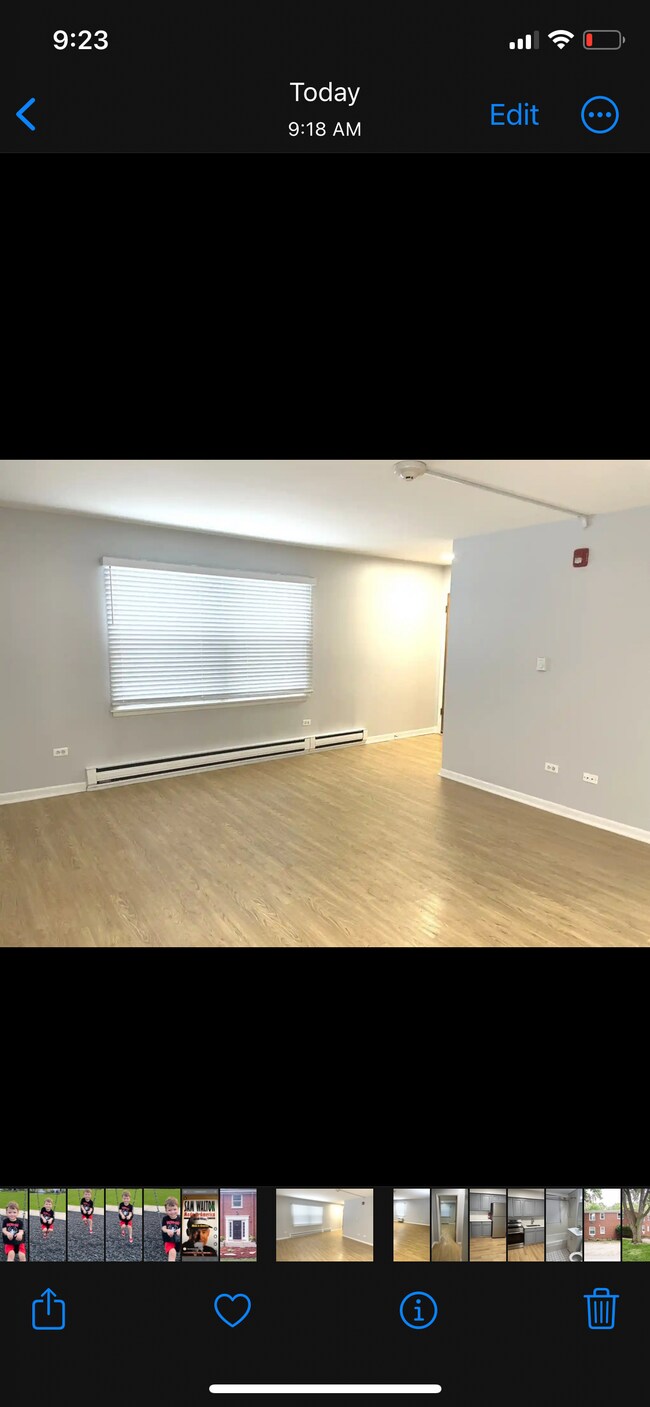 Living room - 4713 Elm St