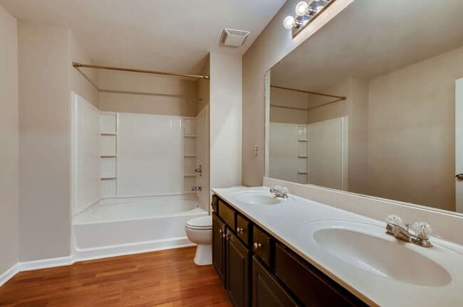 Foto del edificio - 3 Story - 4 Bedroom Modern Townhome - Ask ...