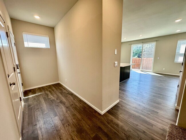 Foto del edificio - 4 Bedroom Home with Attached 2 Car Garage!