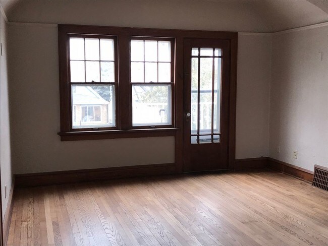 Building Photo - 512 S 75th Street - 2 Bedroom Upper