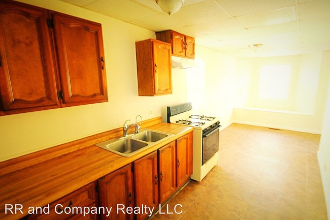 Building Photo - 540 Armory St