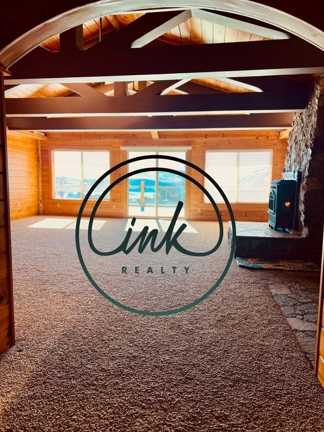 Building Photo - Charming Cabin-Style Home with Stunning To...