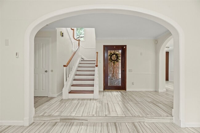 Building Photo - 201 Vanderpool Ln
