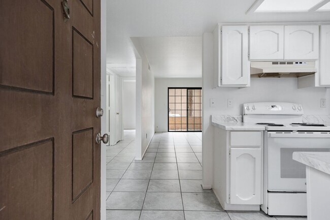 Building Photo - Freshly Updated Condo with In-Unit Laundry