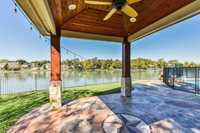 Building Photo - 1702 Shoreline Dr