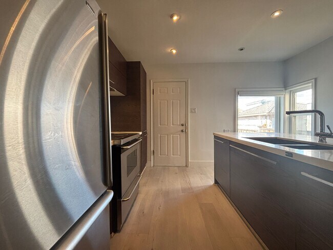 Photo du bâtiment - 1651 37th Av E
