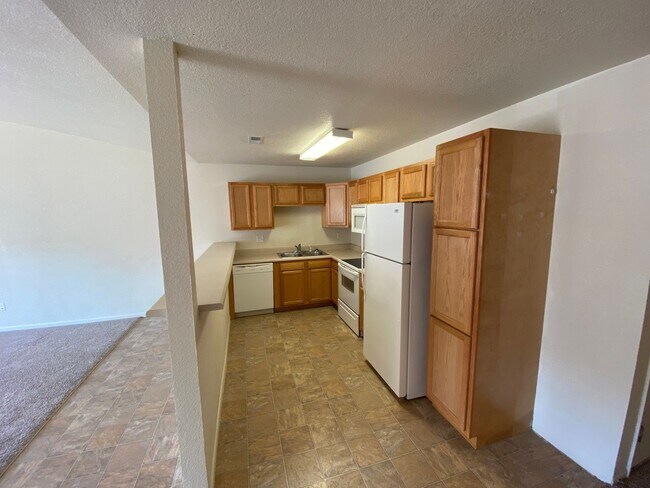 Building Photo - 2 Bedroom, 2 Bathroom Duplex in Hunters Ridge