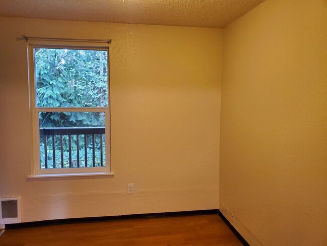 Building Photo - 2 bedroom 1 bath Lower Level Apartment in ...