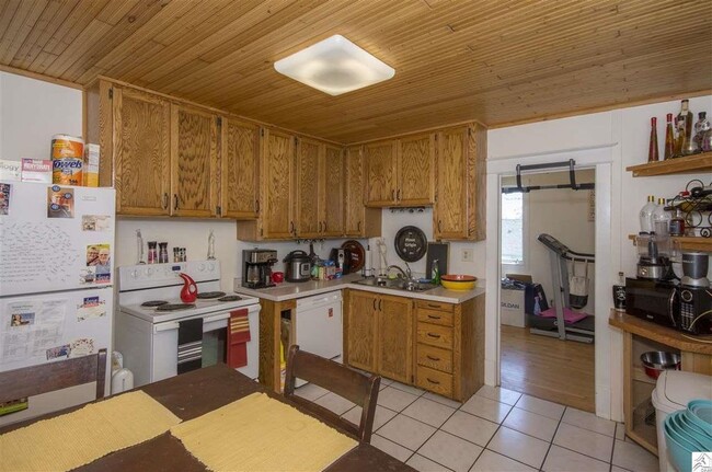 Building Photo - AVAILABLE JUNE 1ST- Terrific 3 Bed 2 Bath w/ Lake Views