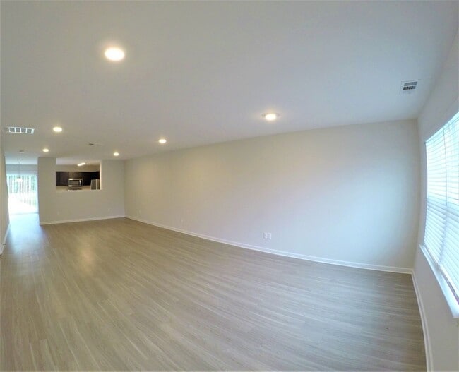 Building Photo - 1 SAW