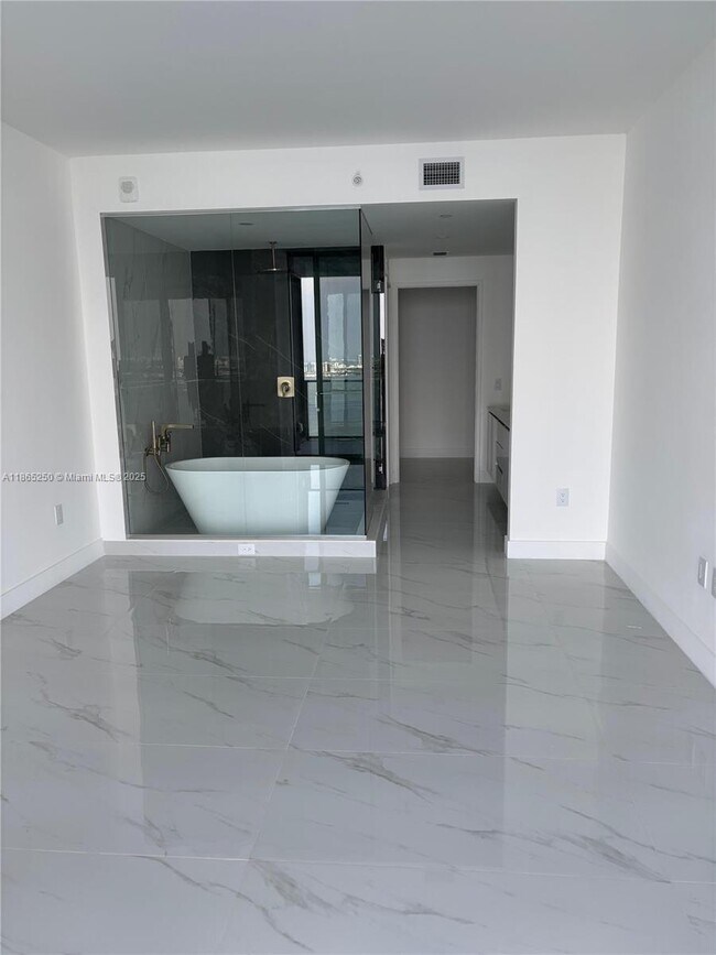 Foto del edificio - 700 NE 24th St