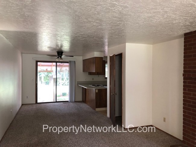Building Photo - Great 2 Bedroom Duplex in Sandy