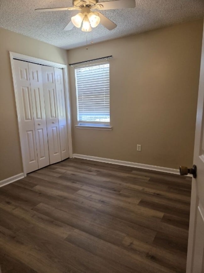 Building Photo - Beautiful home in a very quiet neighborhood
