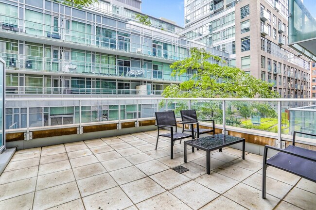 Building Photo - 150 Simcoe St