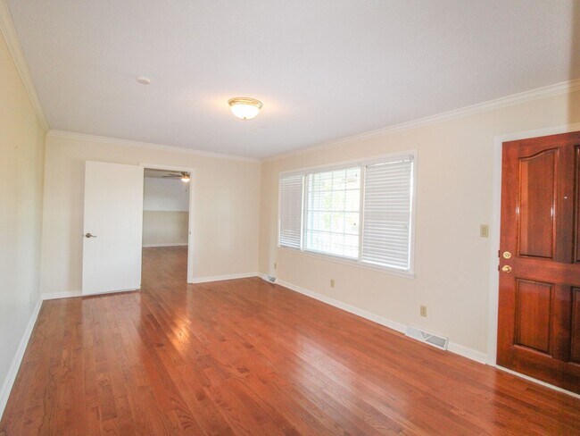 Building Photo - Nice Home with Country Setting! Large Lot!