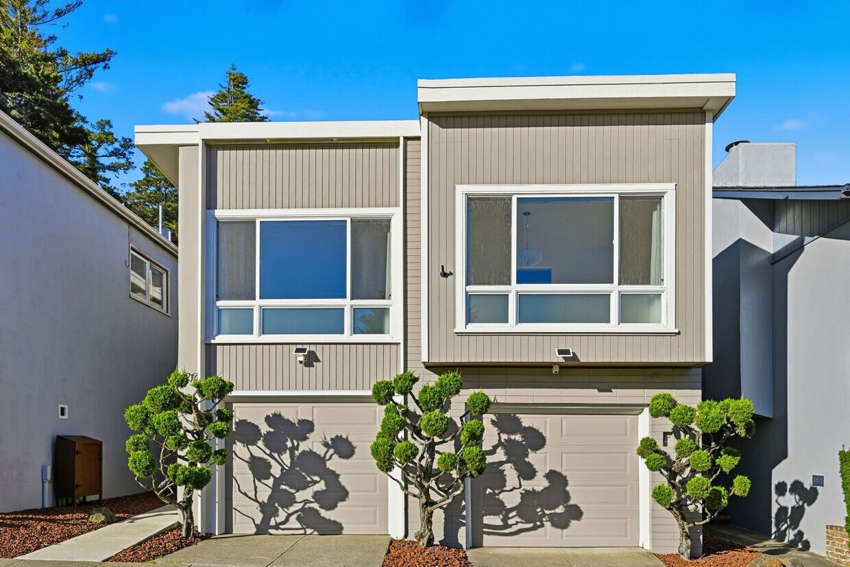 Foto principal - Spacious Three Bedroom Home in Forest Knol...