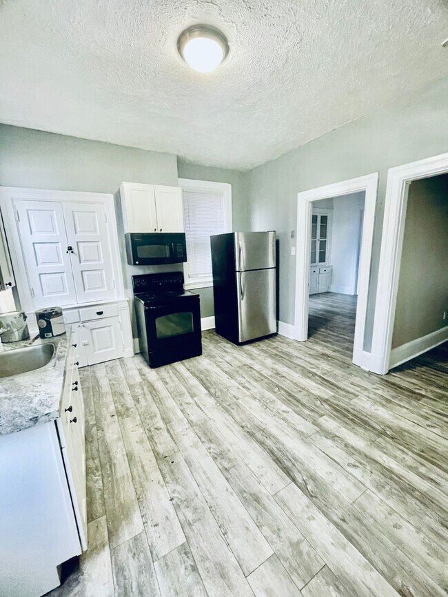 Foto del edificio - LARGE 4 Bed 2 Bath- Downtown Pittsburgh Pa