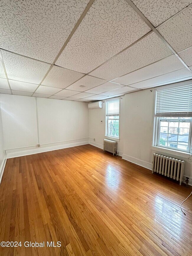 Building Photo - 15 2nd St