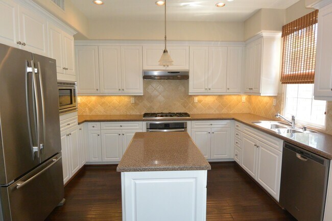 Foto del edificio - Stunning 3 Bed 2.5 Bath 2 Story SFR in the Woodbury neighborhood of Irvine