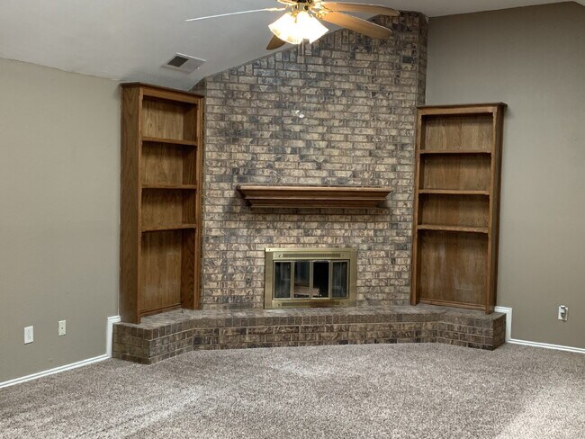 Foto del edificio - Spacious South Lubbock Townhome with Bonus Space & 2-Car Garage