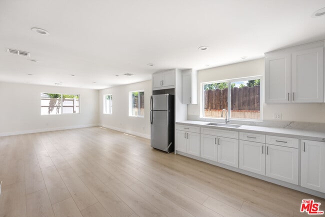 Building Photo - 11140 Gaviota Ave