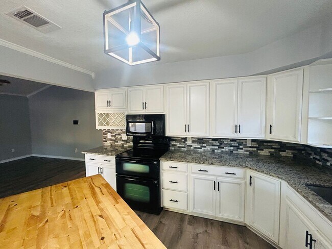 Building Photo - Beautiful Bosqueville ISD Home