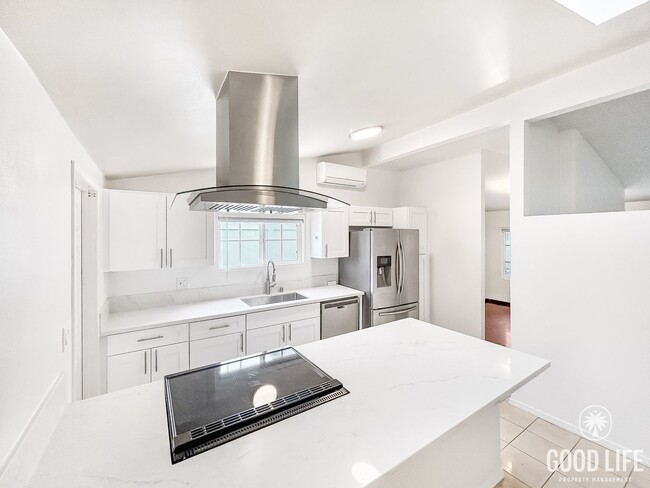 Foto del edificio - Beautiful 3B/2BA W/ Attached Garage and Up...