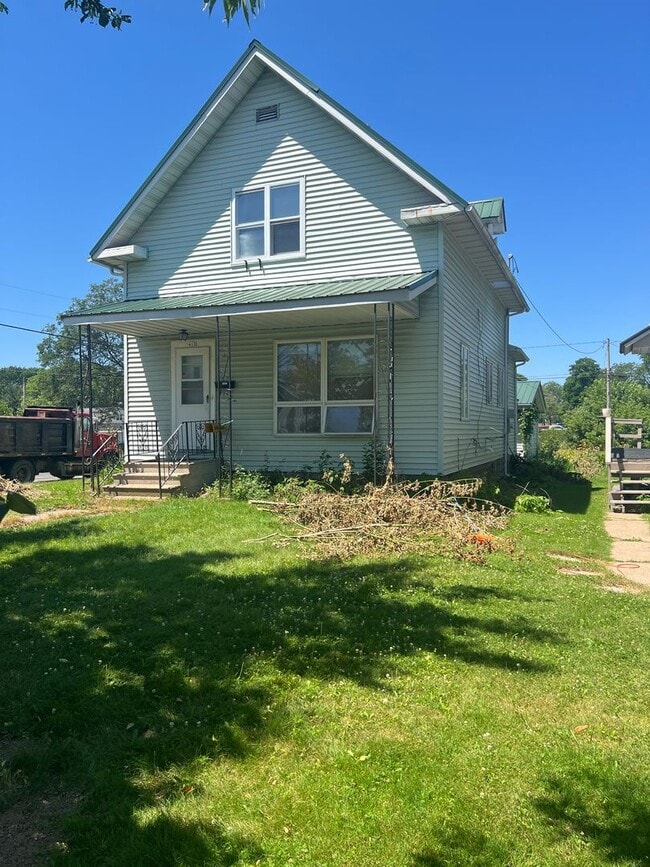 Building Photo - 412 S Peach Ave