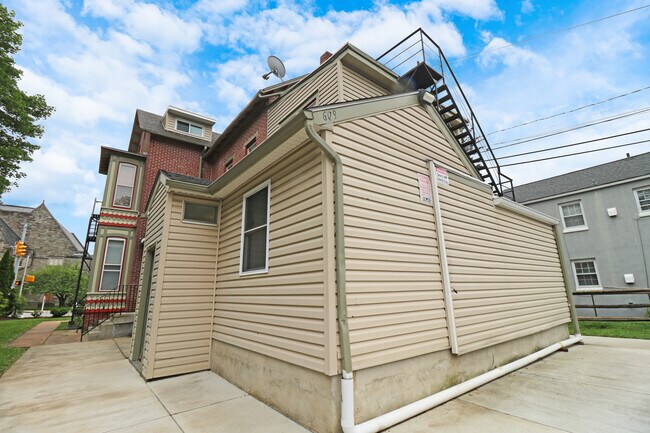 Building Photo - 609 S High St