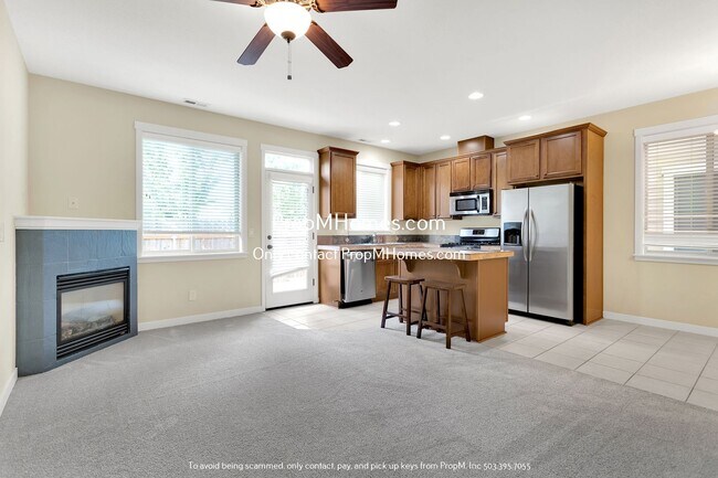 Foto del edificio - Spacious Three-Bedroom Condo Awaits in Des...