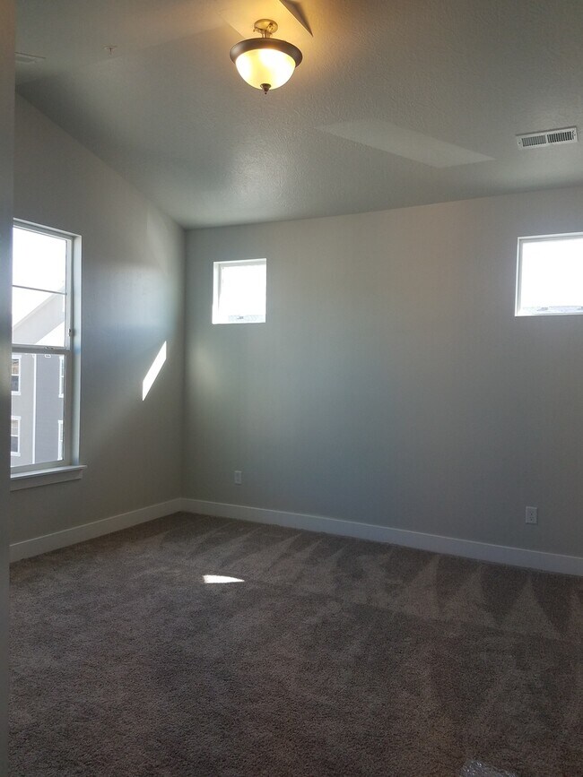 Building Photo - Beautiful Spacious Condo