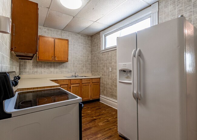 Building Photo - 385 Forest Ave