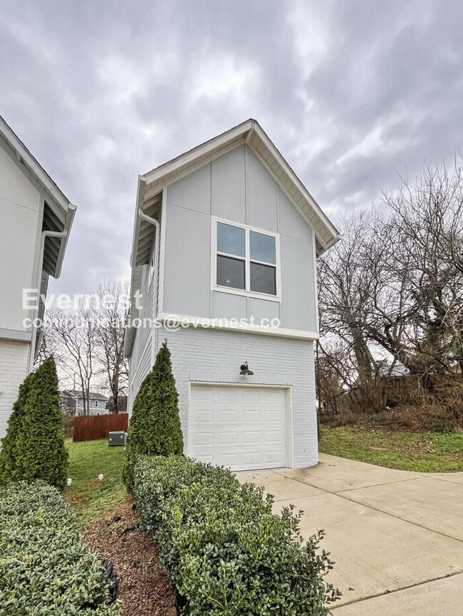 Building Photo - 2332 Oak Ct