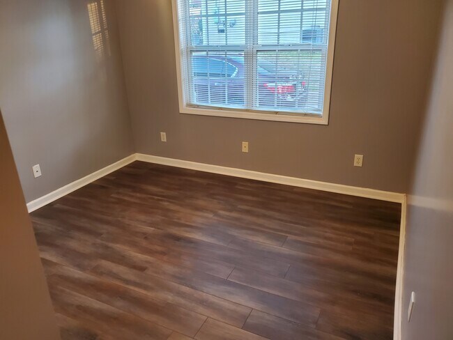 Building Photo - 138 east greenwich cir