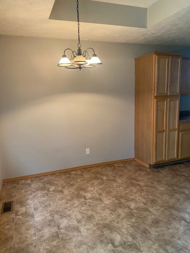 Foto del edificio - 3 BEDROOM 2 BATH HOUSE WITH 2 CAR GARAGE