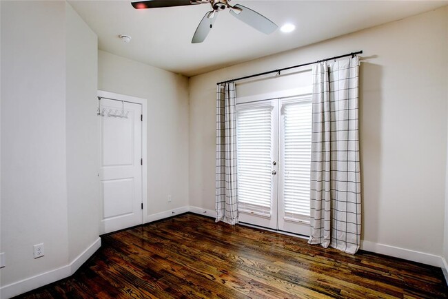 Building Photo - 5006 Lillian St